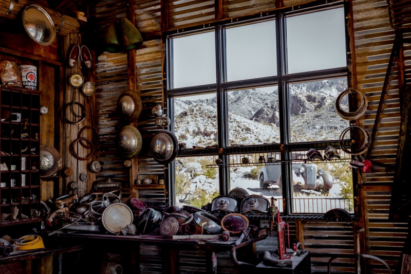 boutique-LE BOURGUET-min_shop_window_part_junk_abandoned-138873